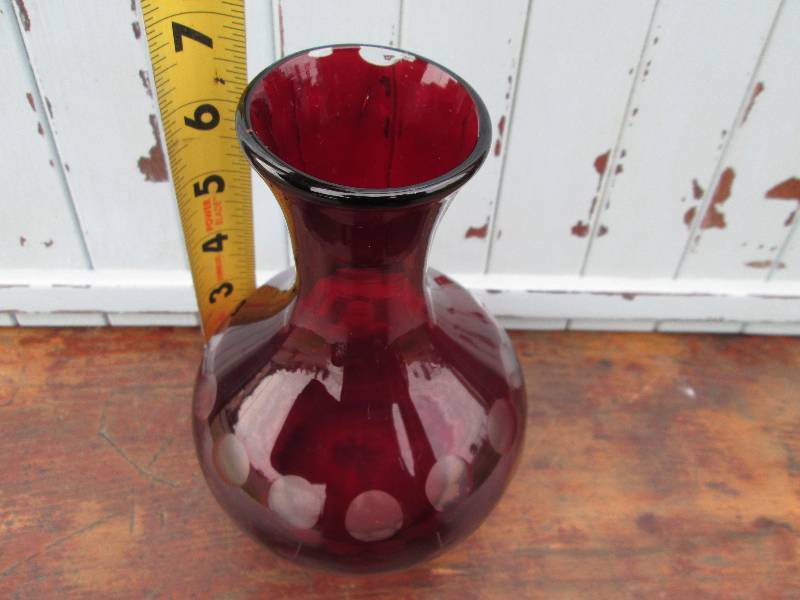 lot 135 image: Ruby Glass Vase