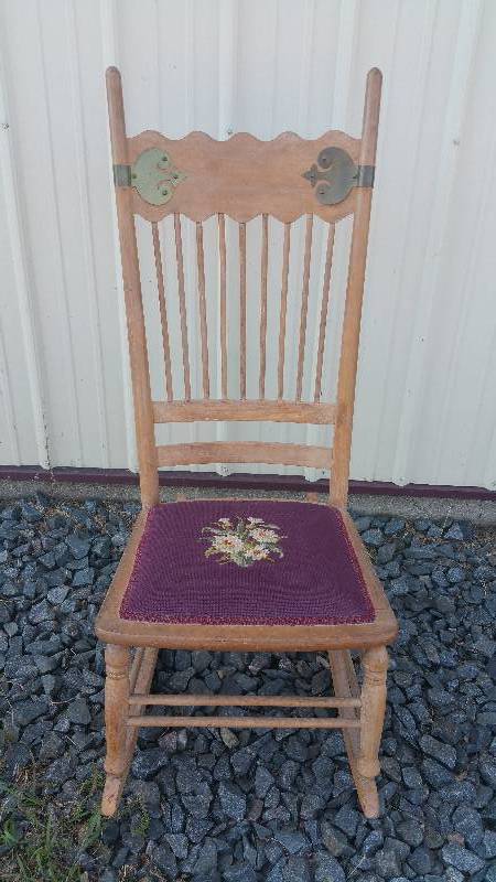 lot 149 image: Antique Rocking Chair