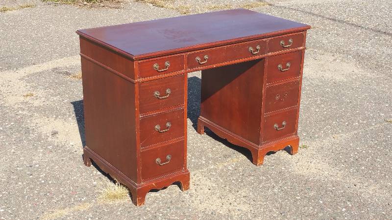 lot 150 image: Vintage Mahogany Desk