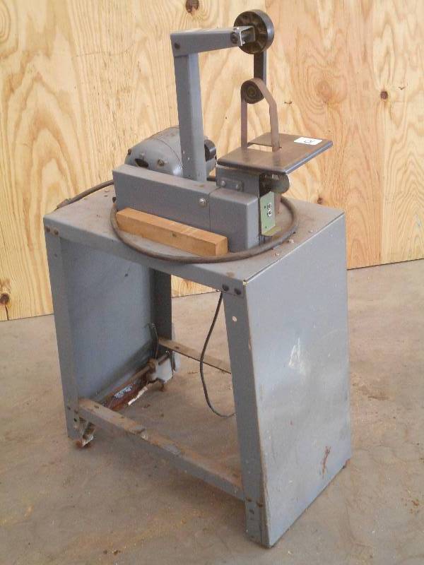 lot 10 image: Rockwell 12HP 120Volt 1 Sander Gr...