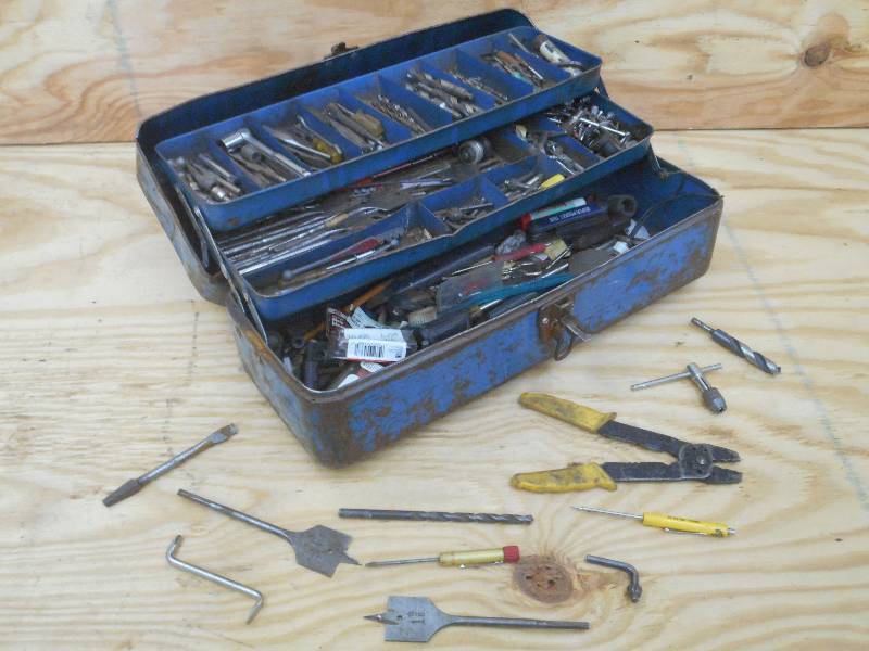 lot 14 image: Steel Toolbox Full Of Assorted Dril...