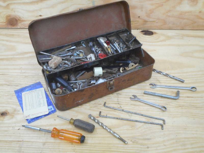 lot 25 image: Steel Toolbox Full Of Assorted Dril...
