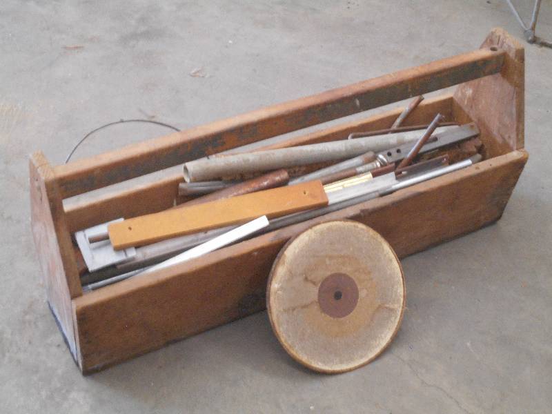 lot 32 image: Vintage 36 Carpenters Tool Tote Fu...