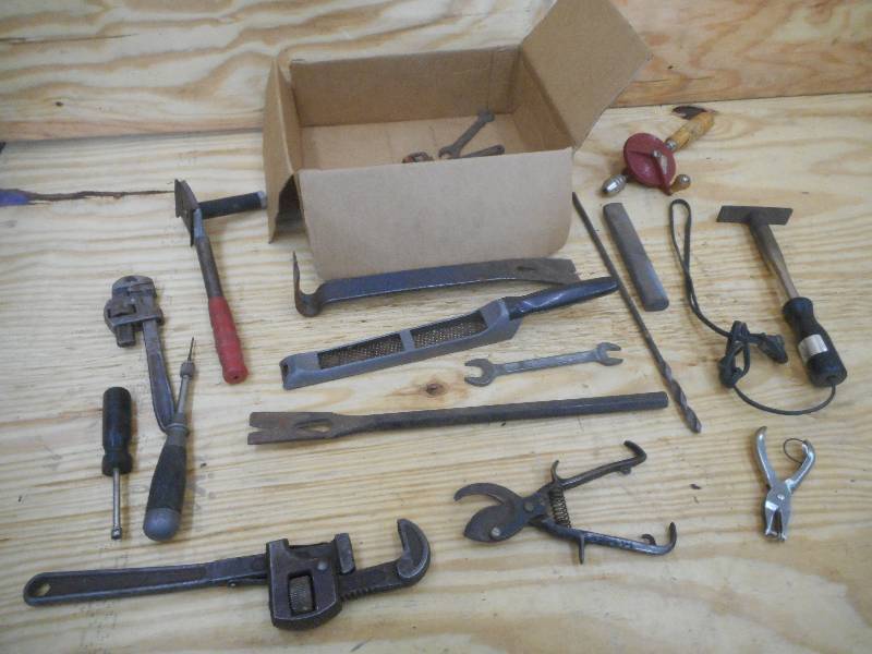 lot 42 image: Box Of Assorted Hand Tools ...