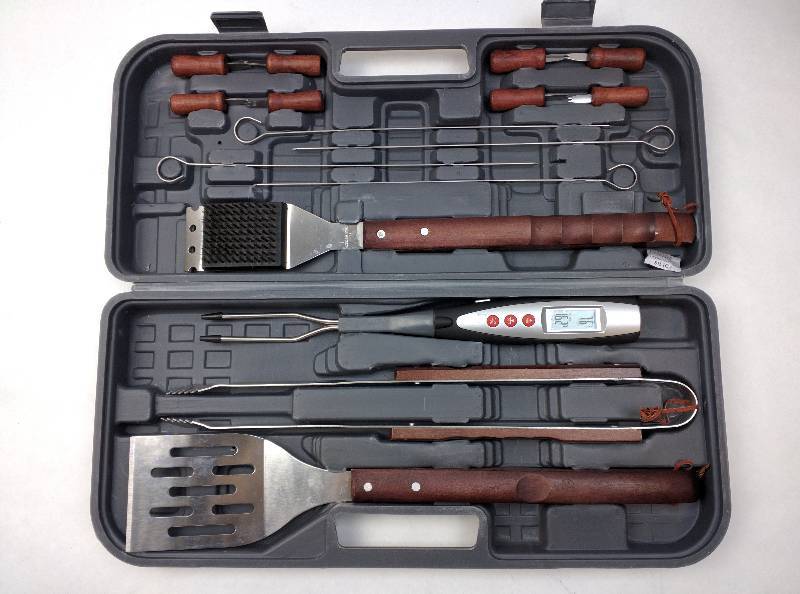 lot 4 image: Generic 16 pc Mahogany colored Wood Handled Grill set with Meat Thermometer, in case. Spatula, tongs, grill brush, skewer, corn cob holders.