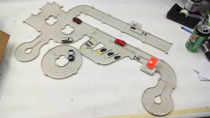 lot 32 image: Tagamoto Race track with 4 cars. UNTESTED