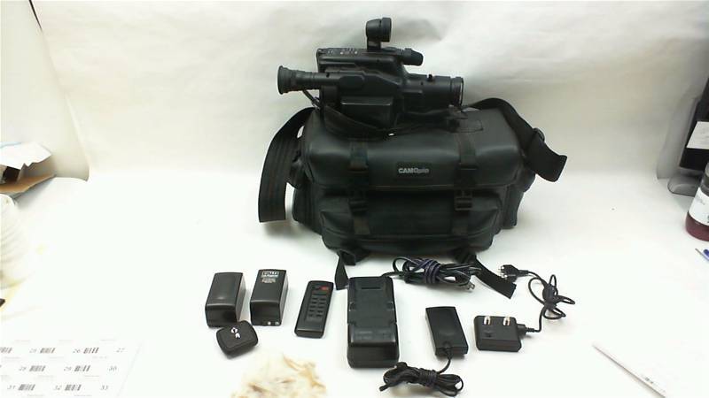lot 42 image: Cannon Canovision 8 camera with extra batteries and non working charger