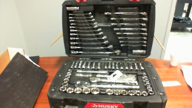 lot 813 image: Husky H268MTS 268 Piece Toolset