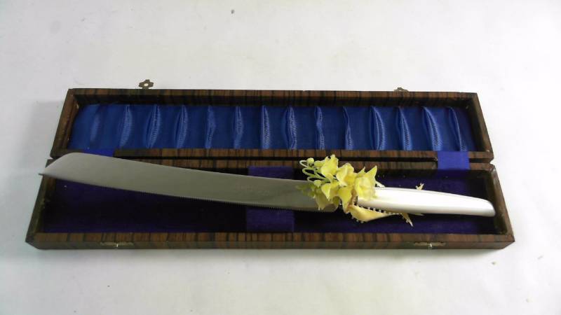 lot 316 image: Hull Pearl Handle Brides Knife