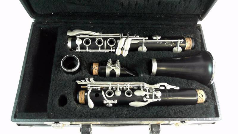 lot 332 image: Vito II Clarinet w Leblanc Hard Shell Case