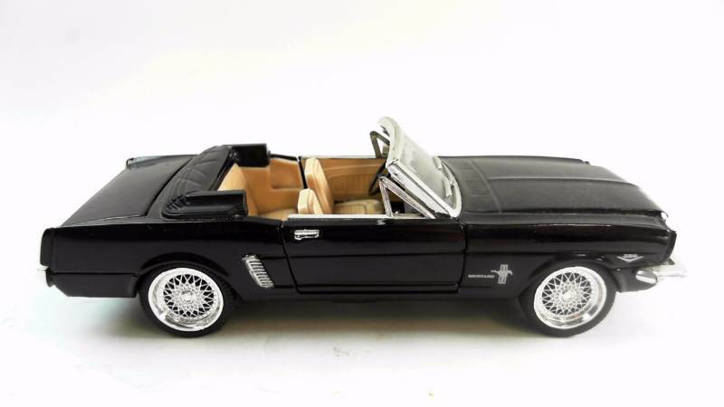 lot 658 image: Ford Mustang Collectible Car