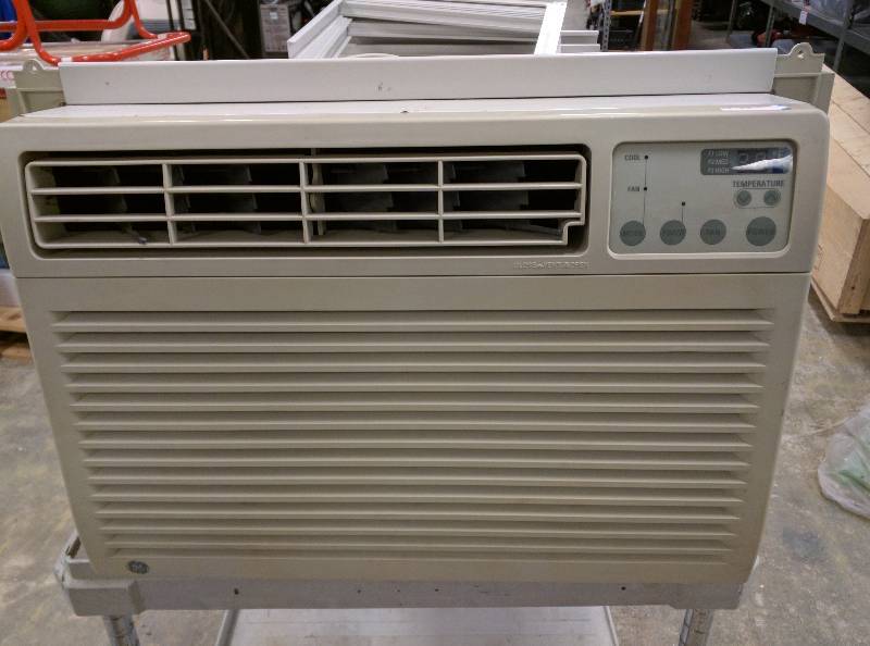 lot 52 image: General Electric 8000BTU air conditioner digital NEEDS FRION