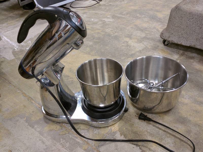 lot 56 image: Sunbeam 2379 Mixer MOTOR BURNED OUT