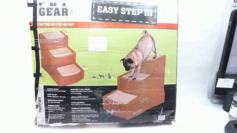 lot 70 image: Pet Gear Easy Step III Pet Stairs, 3-Step for cats and dogs OPEN BOX