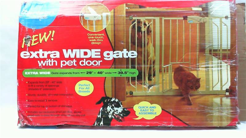 lot 150 image: CARLSON MAXI GATE WITH PET DOOR Extra Wide