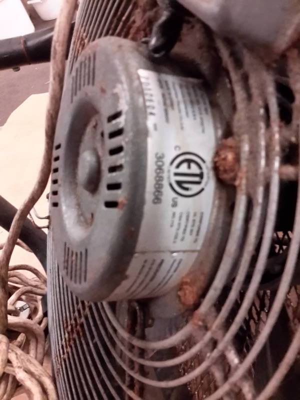 21in round commercial grade fan on stand