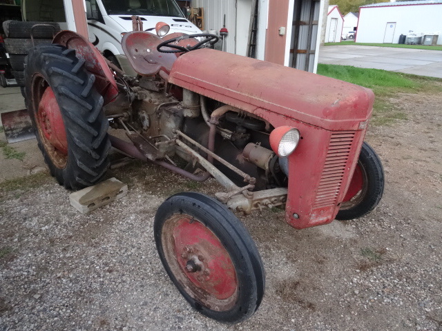 lot 1 image: Massey Ferguson Tractor