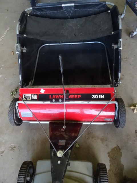 lot 7 image: Agrifab 30 lawn sweeper