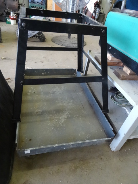 lot 16 image: 4 wheel cart