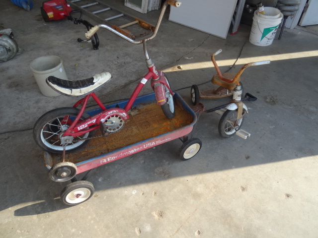 lot 36 image: Vintage bicycles and wagon