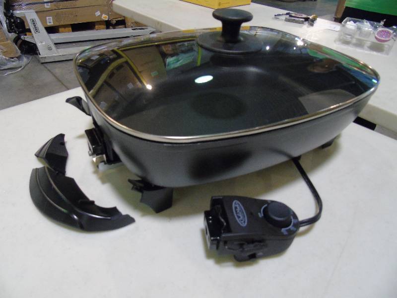 lot 55 image: Chefs Mark 16 x 13 Jumbo Nonstick Electric Skillet - Black