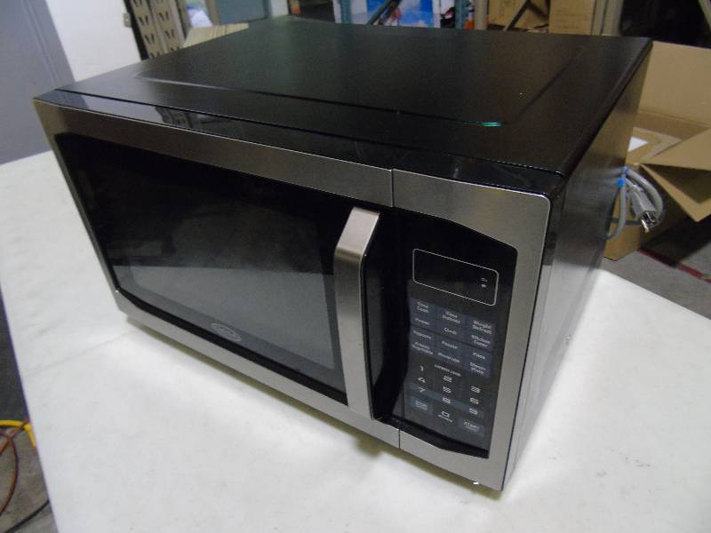 lot 71 image: Chefs Mark 1.6 cu. ft. 1100-Watt Microwave Oven - Used