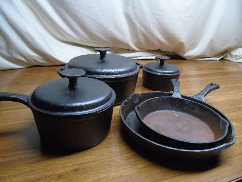 lot 81 image: Chefs Mark 8-Pc. Cast Iron Cookware Set