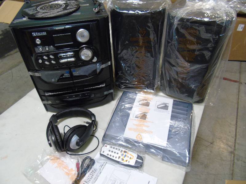lot 102 image: Encore Technology 3 CD Turntable with Headphones