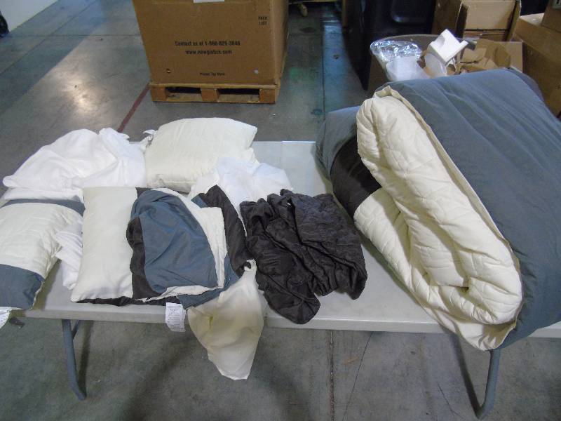lot 173 image: 10-Pc. Comforter Set - King