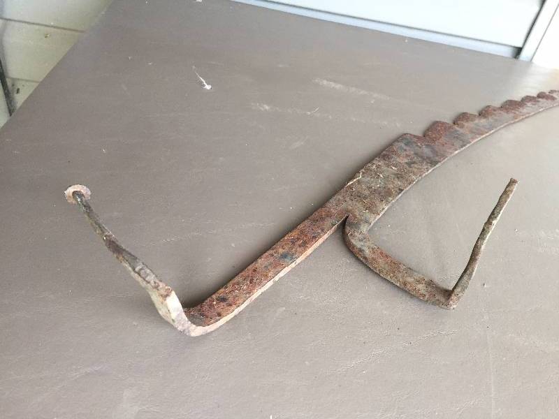 lot 6 image: OLD HAY SAW