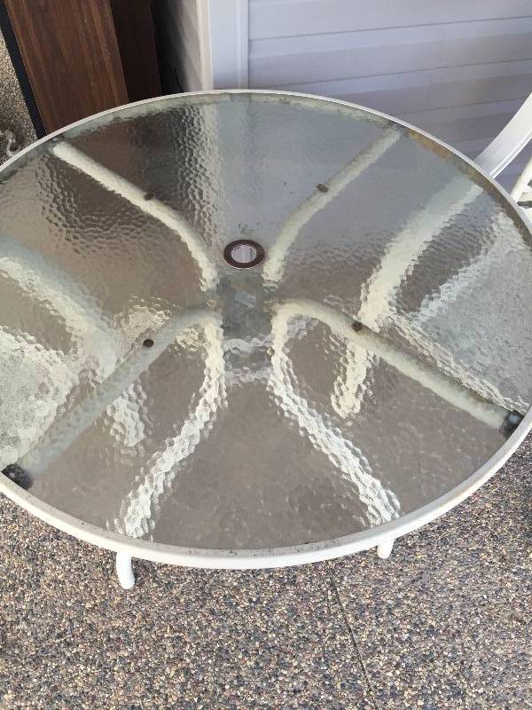 lot 27 image: PATIO TABLE CHAIRS