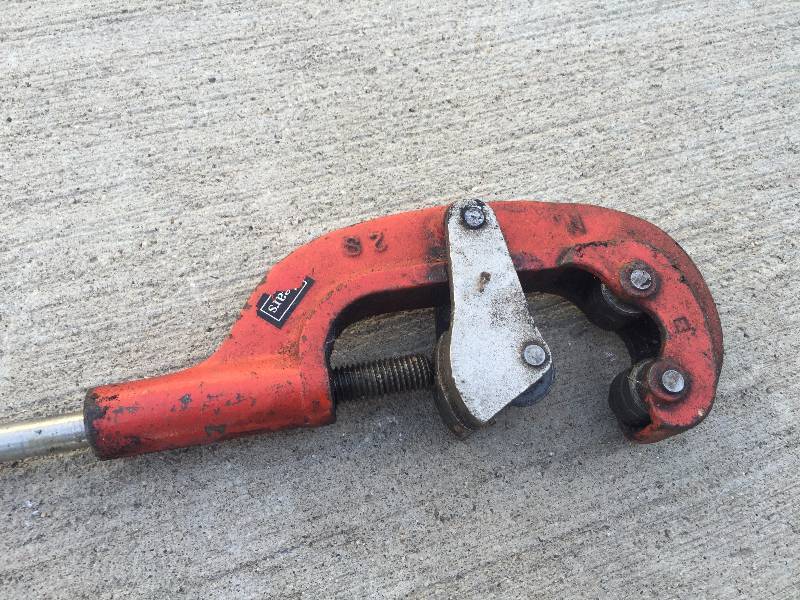 lot 40 image: LARGE PIPE CUTTER