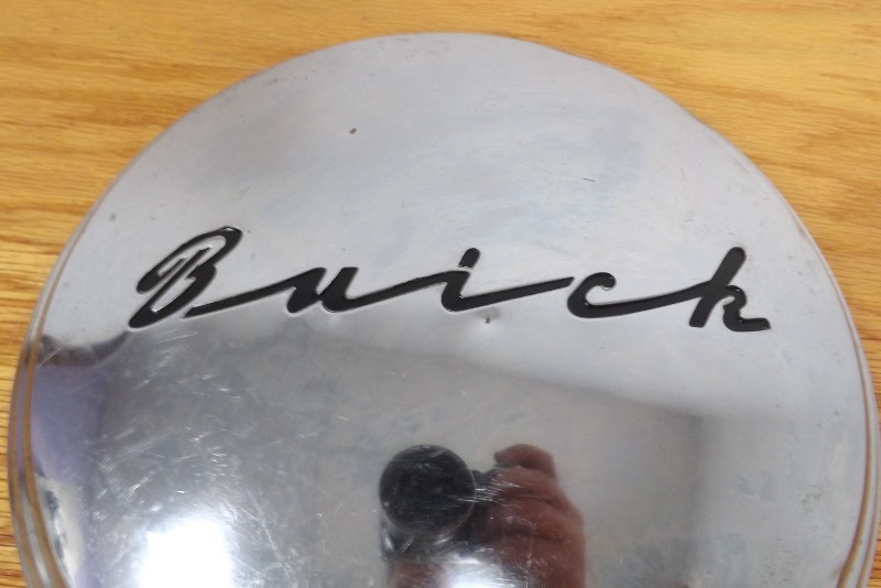 lot 9 image: 1951 Buick Dog Dish Hub Cap Cover