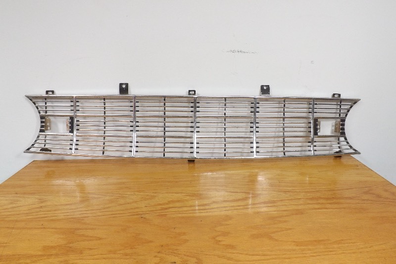 lot 22 image: Vintage 1960s Ford Car Grill