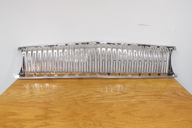 lot 26 image: Vintage 1960s Ford Car Grill