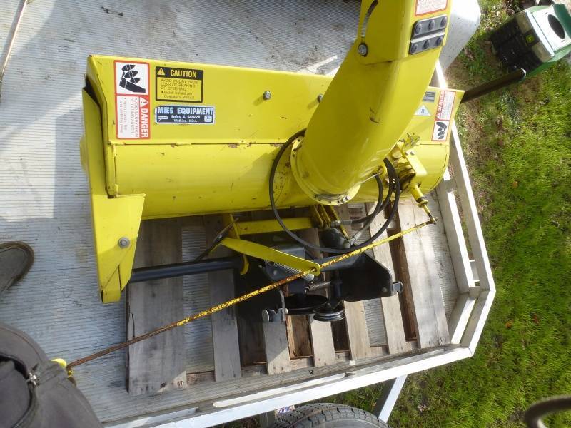 lot 10 image: John Deere Snow Blower