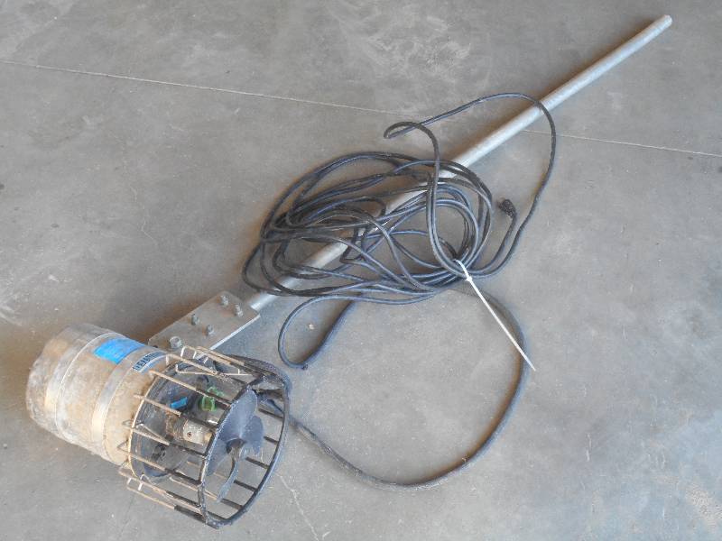 lot 4 image: Kasco 120Volt Aerator With 5ft Post...