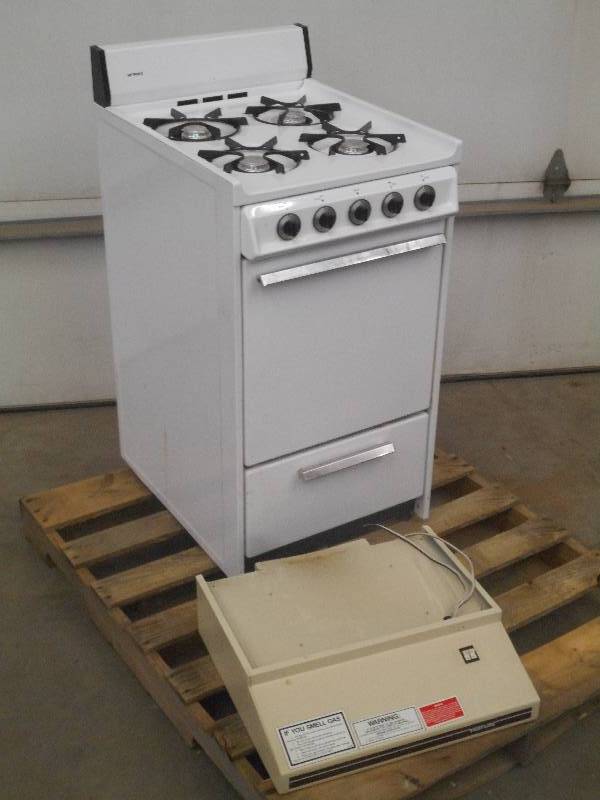 lot 13 image: HotPoint LP-Gas Range, 4-Burner Sto...