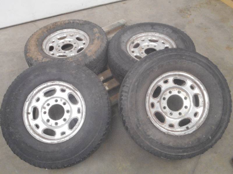 lot 25 image: (4) 16x6.5 Chevrolet 8-Lug Wheels W...