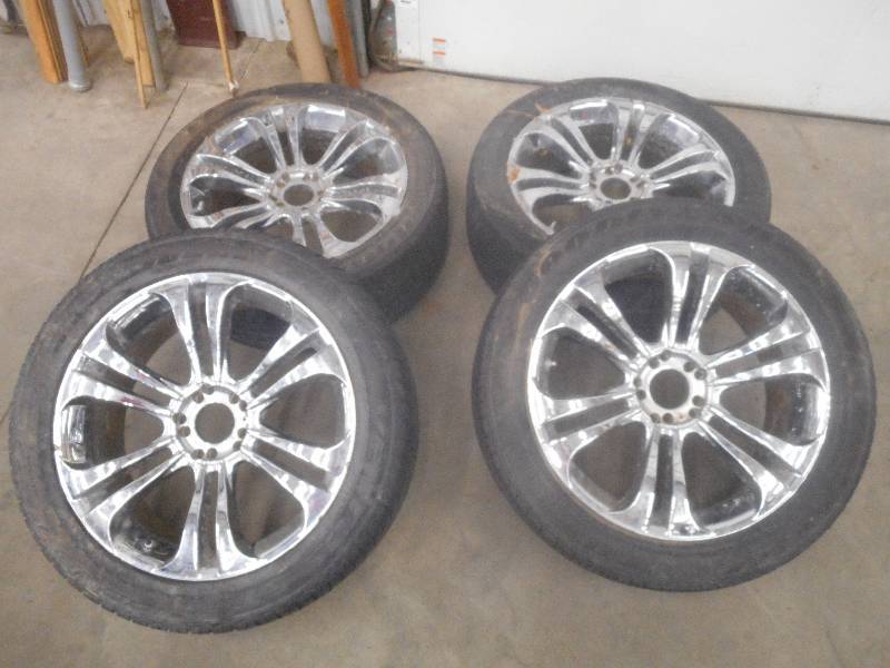 lot 26 image: (4) 5-Lug Universal Bolt 20 Chrome...