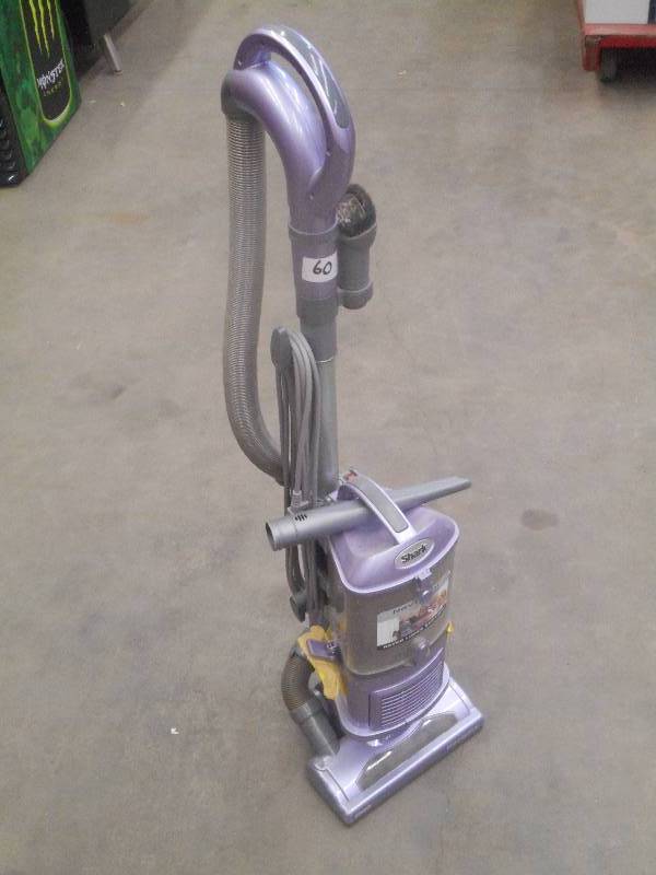 lot 60 image: Shark Navigator Lift-Away Bagless V...