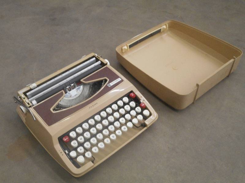lot 76 image: Cvintage PennCrest Portable Typewri...