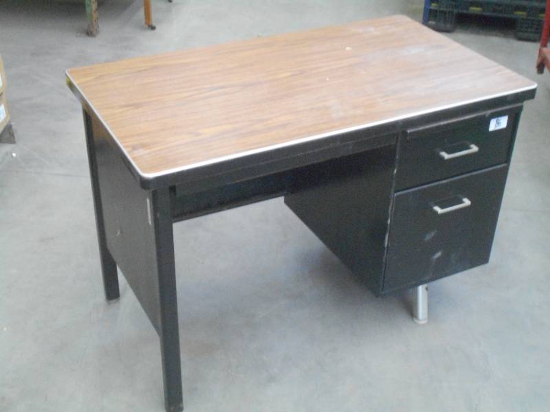 lot 86 image: Vintage 3-Drawer Steel Desk, 4ft Wi...