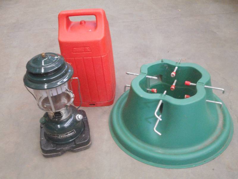 lot 91 image: (1) Coleman Kerosene Camp Lantern--...