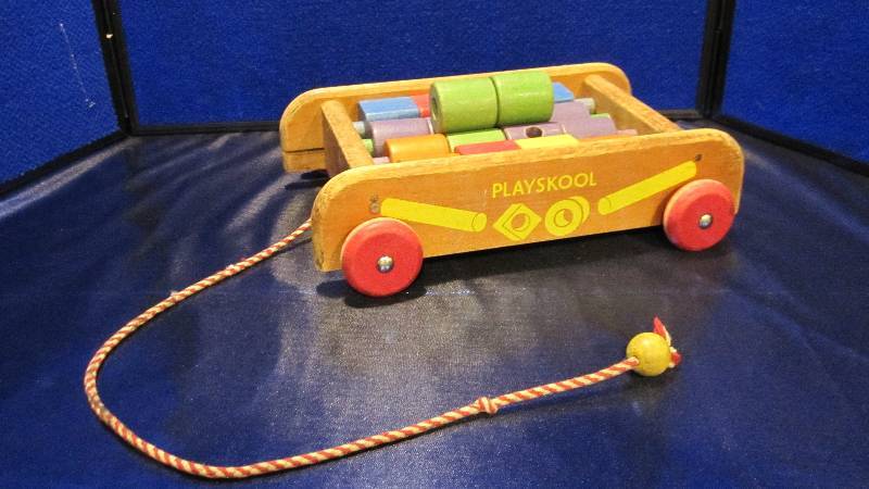 lot 5 image: Playskool Wagon That Vintage Kind