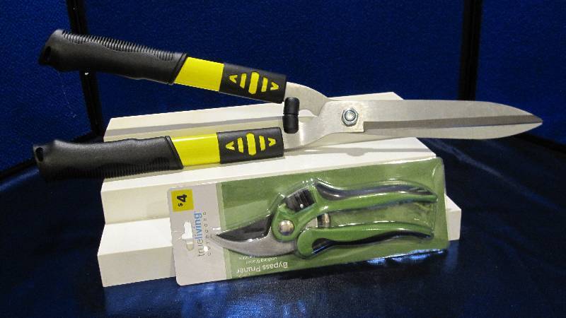 lot 9 image: Hedge Trimmer & Bypass Pruner