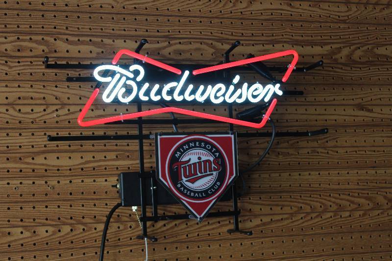 lot 1003 image: Budweiser Minnesota Twins Neon Sign