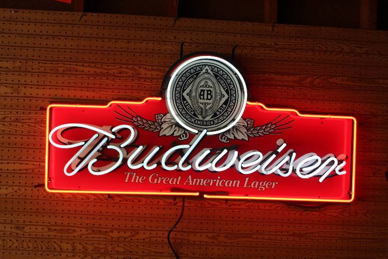 lot 1011 image: Budweiser Iconic Retro Neon Sign