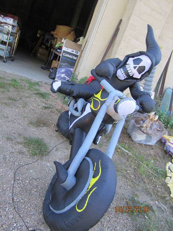 lot 10 image: Blow up Halloween motorcycle rider...