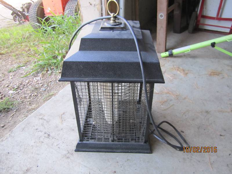 lot 9 image: Lantern, uses fluorescent light, 19...